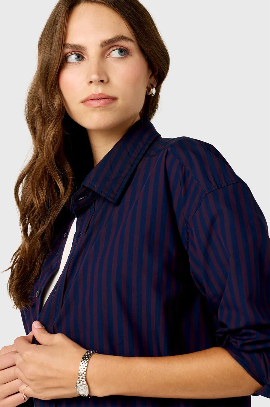 CURVED HEM BUTTON UP IN NAVY/BURGUNDY STRIPE POPLIN